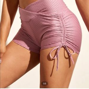 Overlap waist honeycomb textured ruched side sports shorts